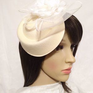 Pillbox Cream/Off White Timeless  Glamour Vintage 'Style Fascinator With Veil